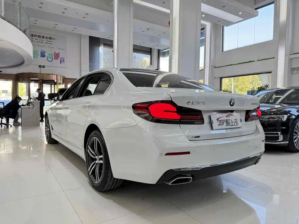 BMW 5 Series 2021 — фото 12