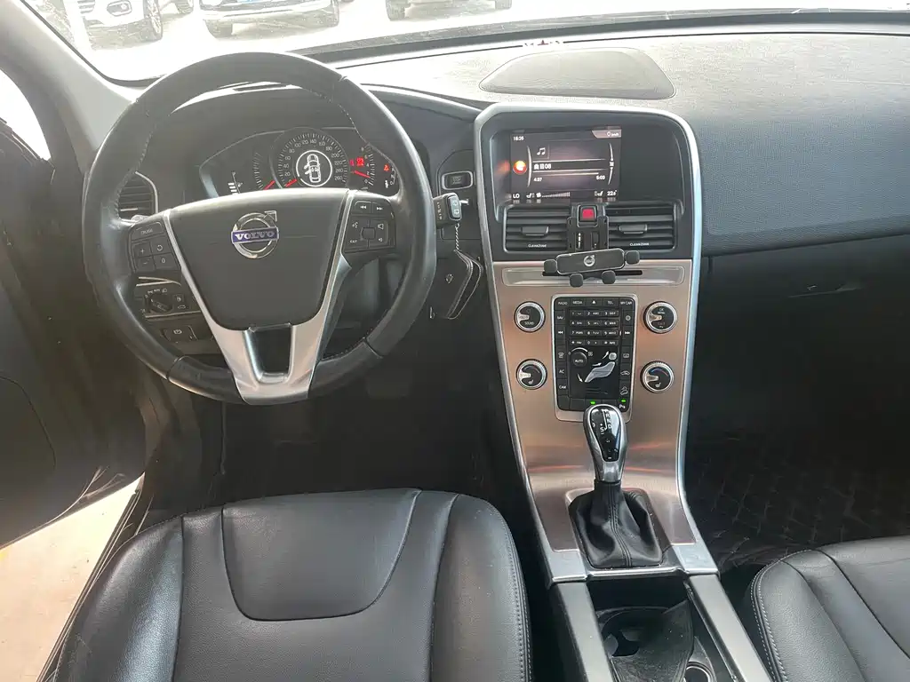 Volvo XC60 2017 — фото 13
