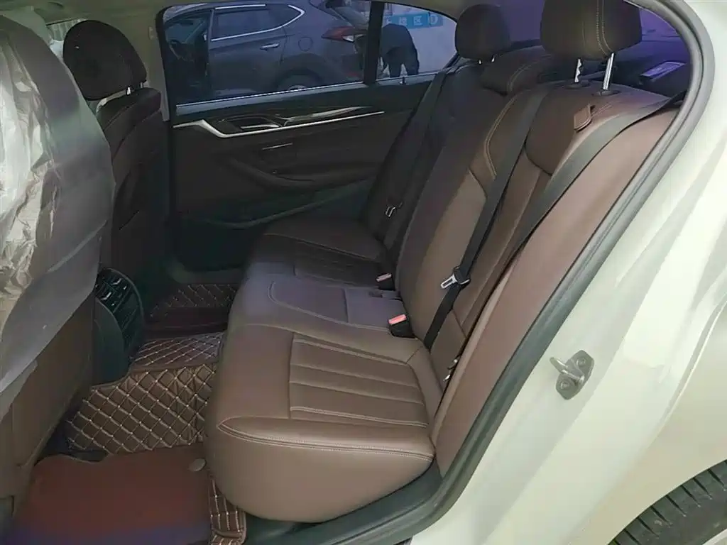 BMW 5 Series 2018 — фото 17