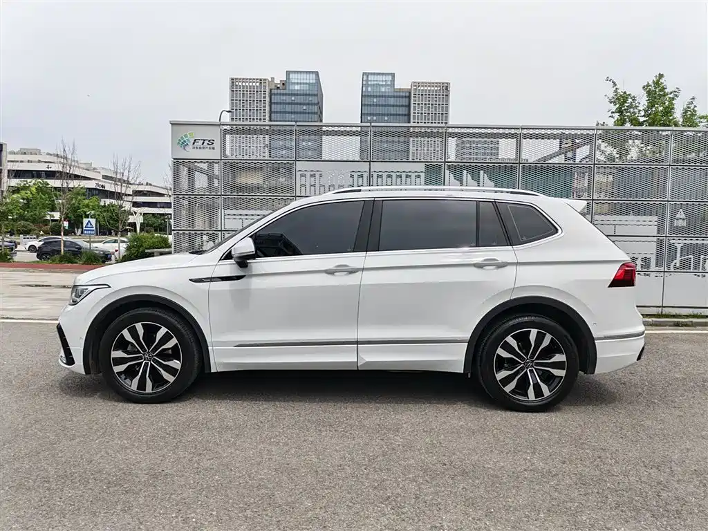 Volkswagen Tiguan L 2024 — фото 9