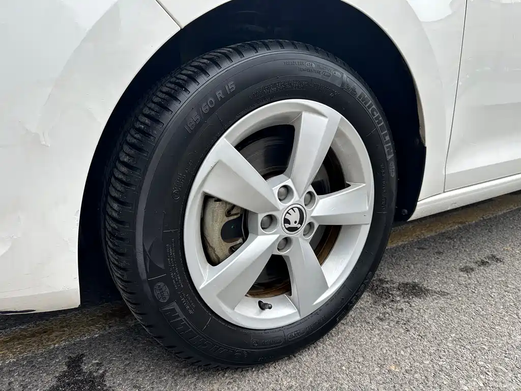 Skoda Rapid Spaceback 2015 — фото 9