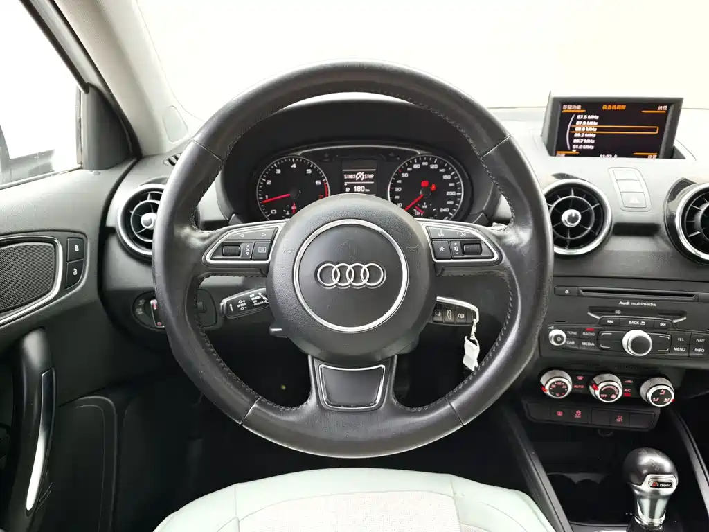 Audi A1 2014 — фото 13
