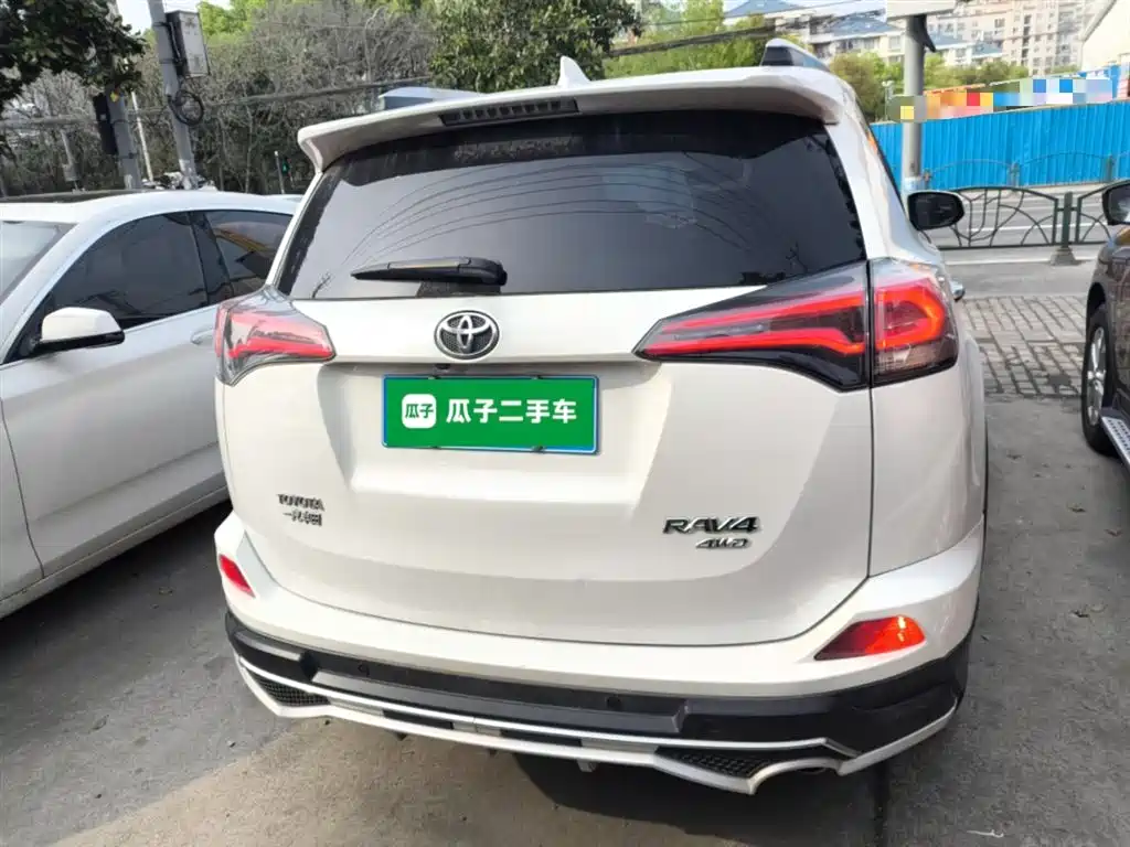 Toyota RAV4 2018 — фото 6