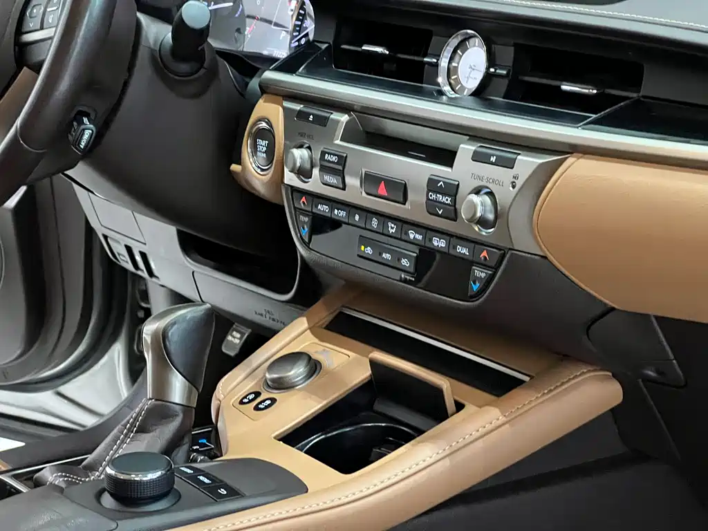 Lexus ES 2015 — фото 12