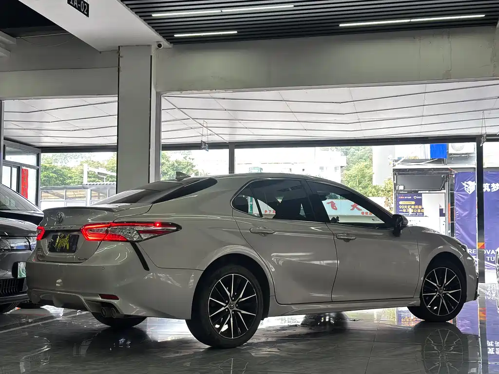 Toyota Camry 2023 — фото 6