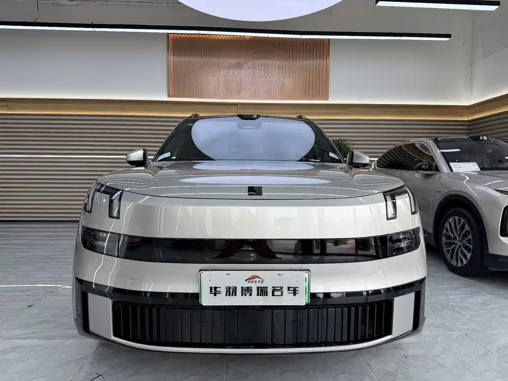 Lynk & Co 900 2025