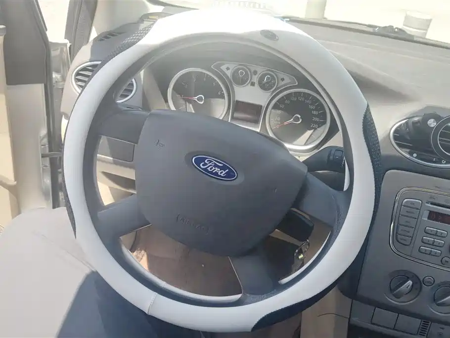 Ford Focus 2013 — фото 15