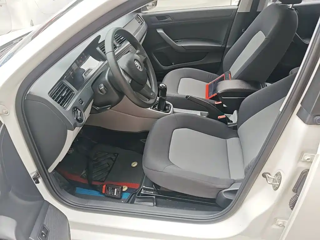 Skoda Rapid 2015 — фото 15
