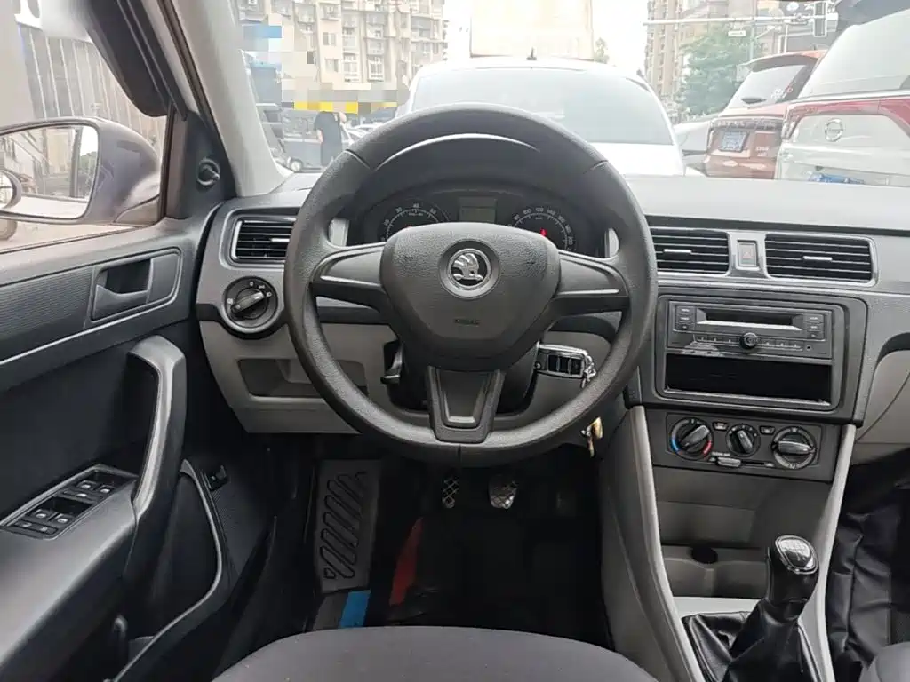 Skoda Rapid 2015 — фото 11