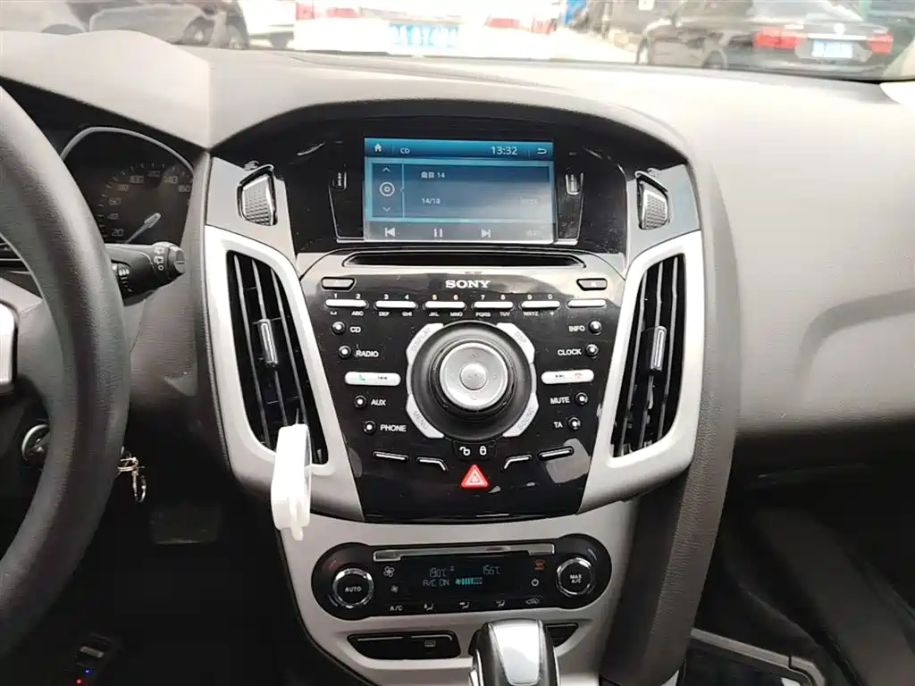 Ford Focus 2014 — фото 13