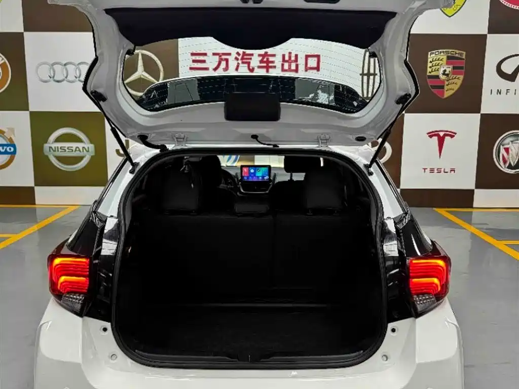 Toyota Yaris L 2022 — фото 17
