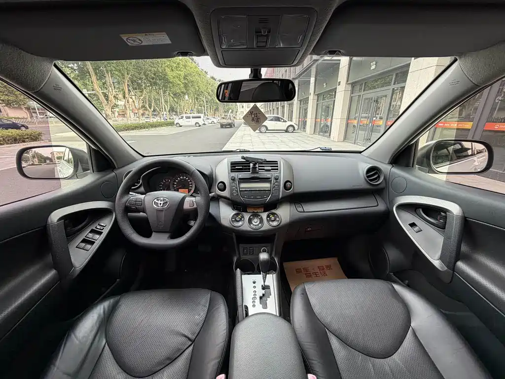 Toyota RAV4 2013 — фото 10