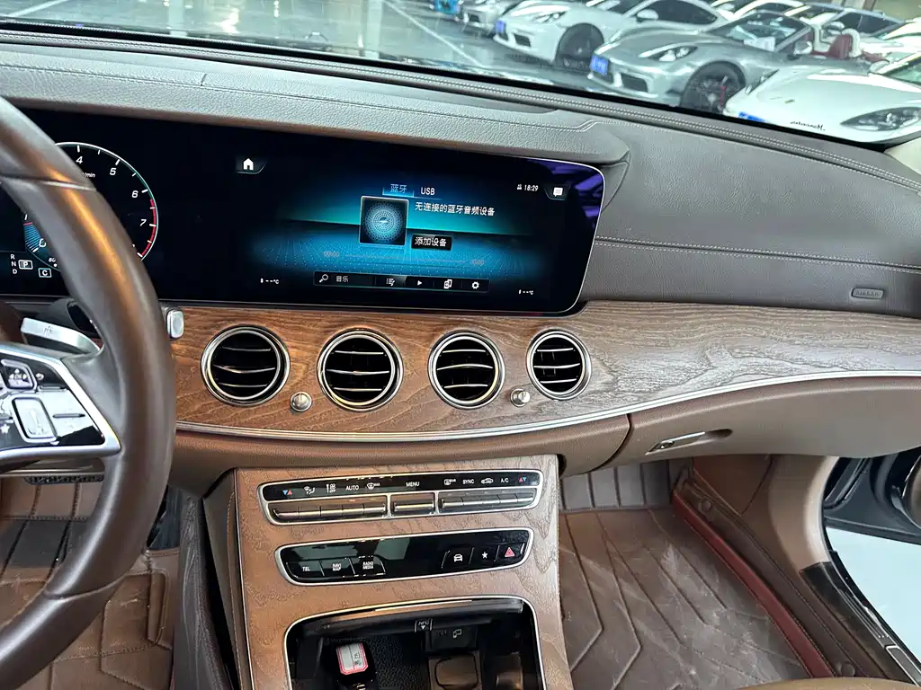 Mercedes-Benz E-Class 2023 — фото 9