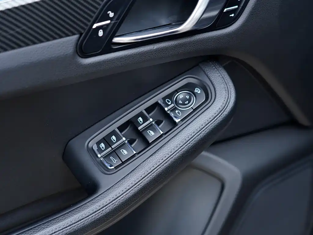 Porsche Macan 2017 — фото 19