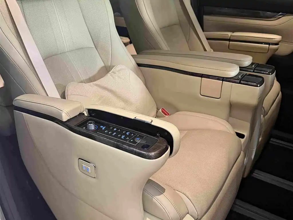 Toyota Vellfire 2023 — фото 13