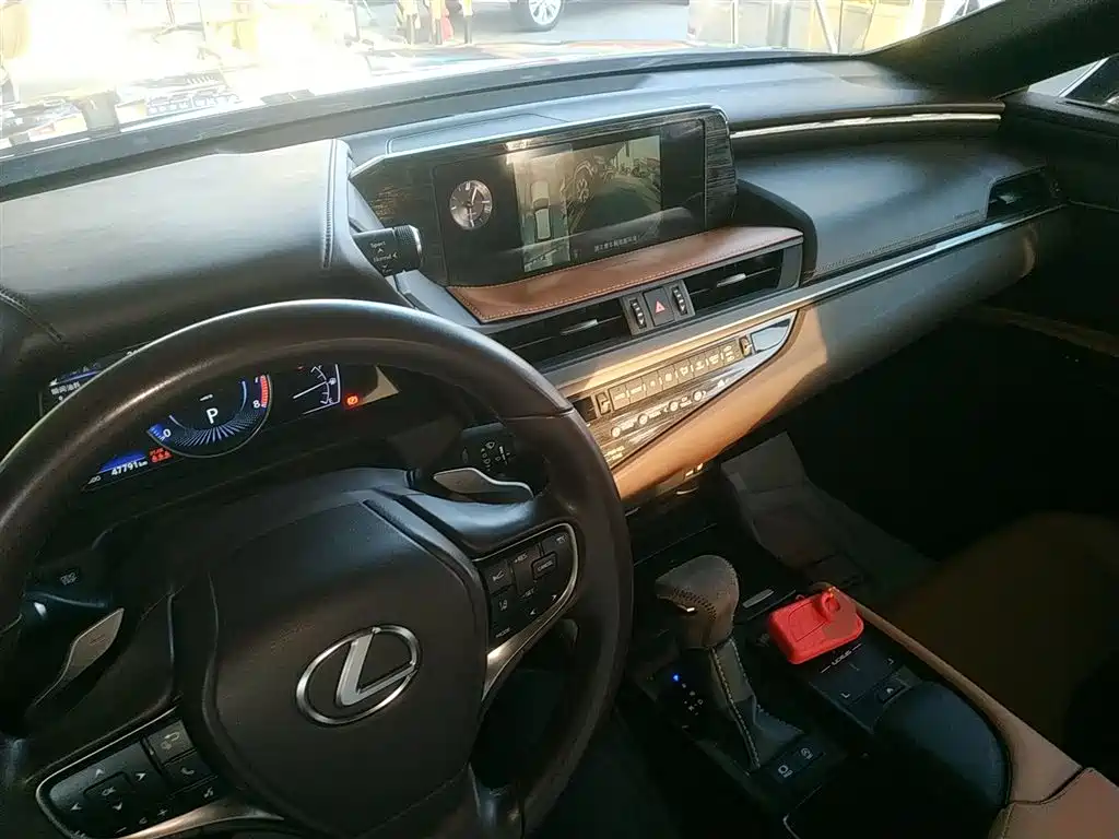Lexus ES 2020 — фото 13