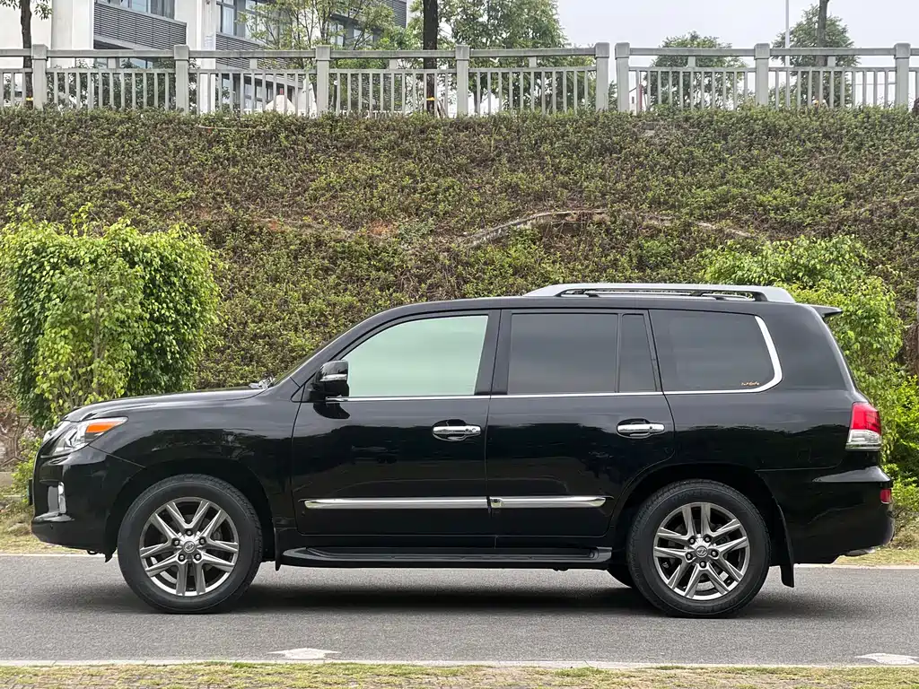 Lexus LX 2013