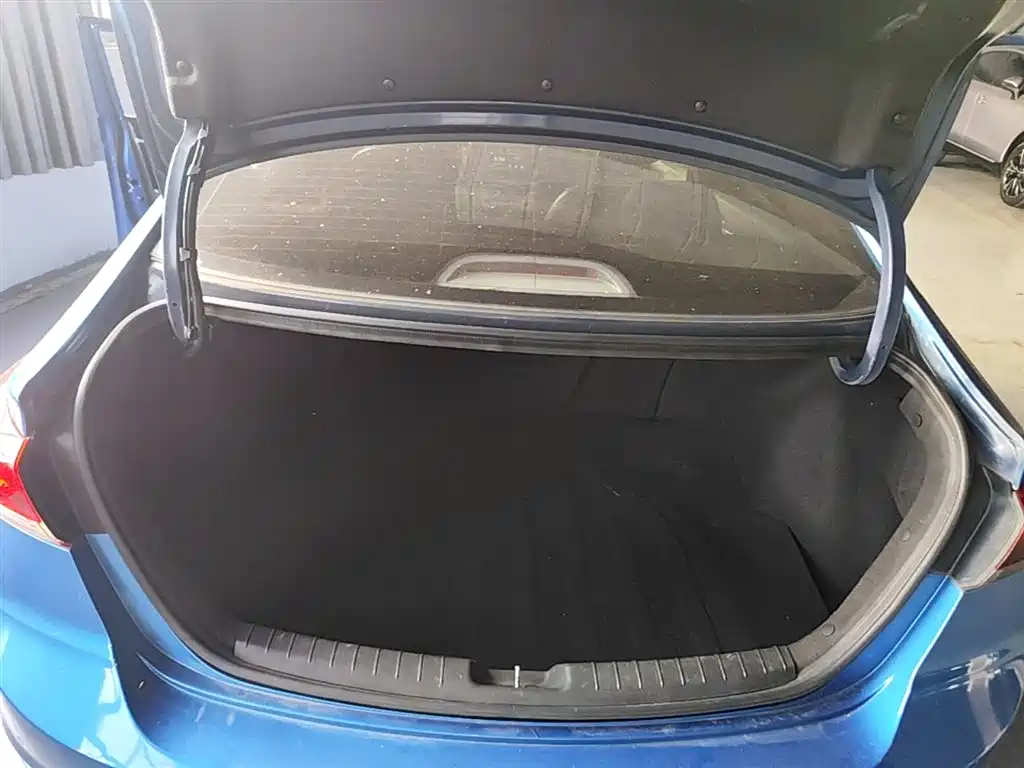 Hyundai Elantra 2016 — фото 19