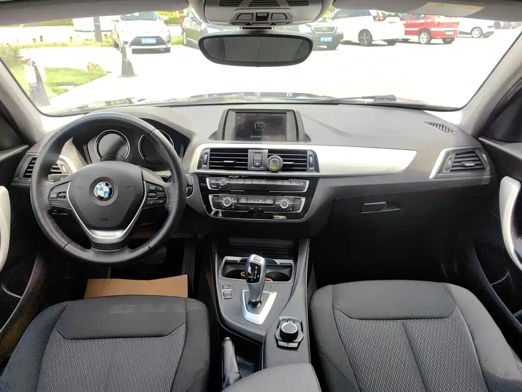 BMW 1 Series 2017 — фото 11