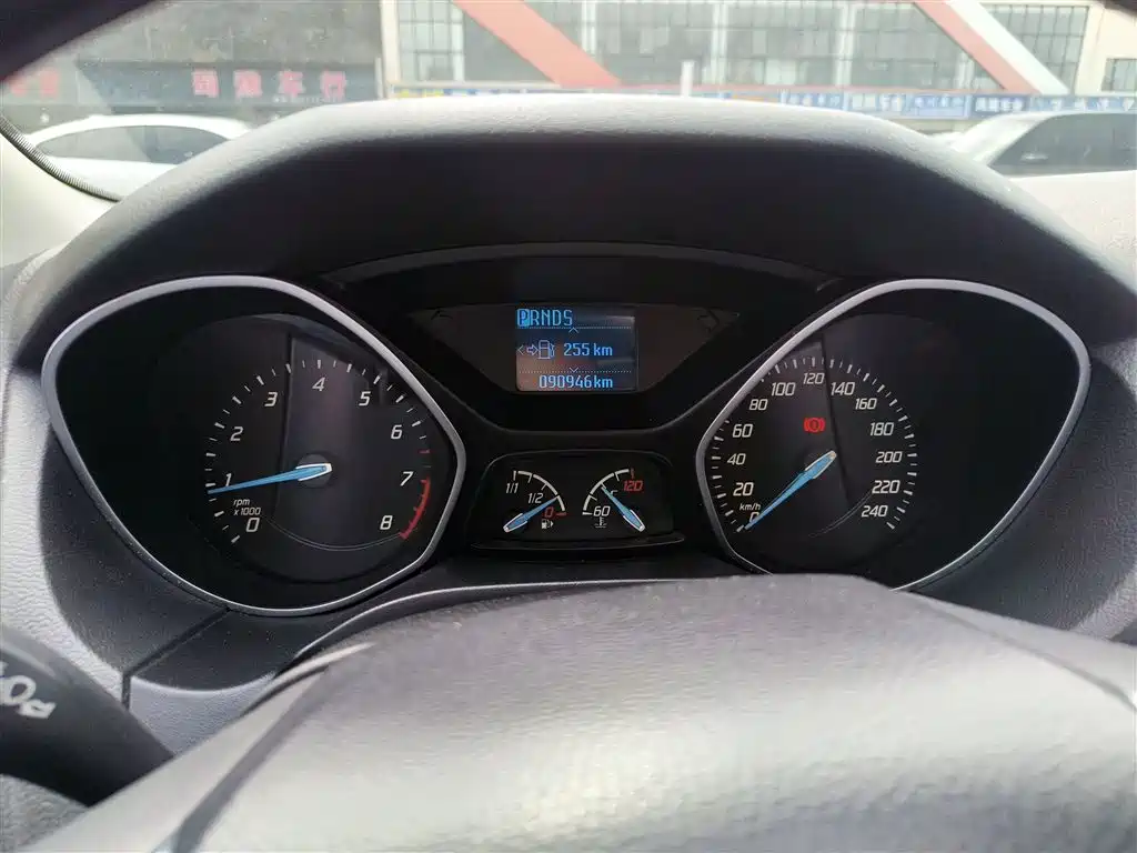 Ford Focus 2014 — фото 12