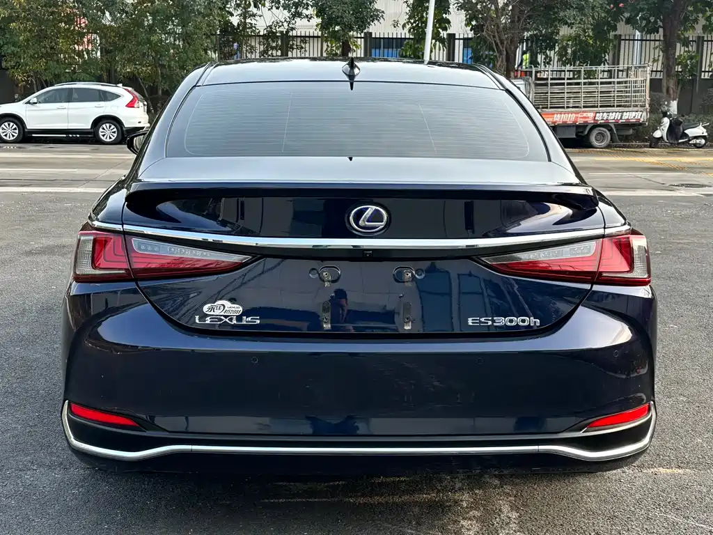 Lexus ES 2022 — фото 11