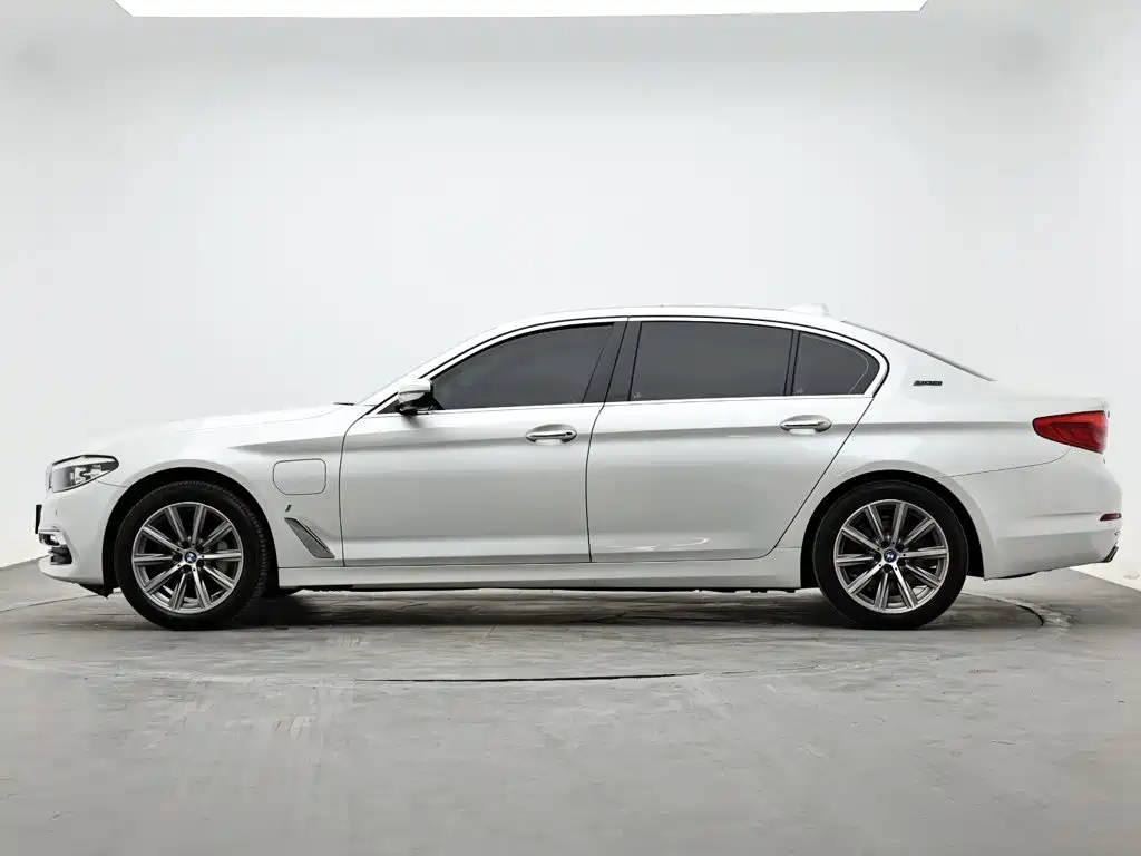 BMW 5 Series New Energy 2018 — фото 6