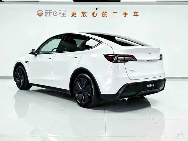 Tesla Model Y 2025