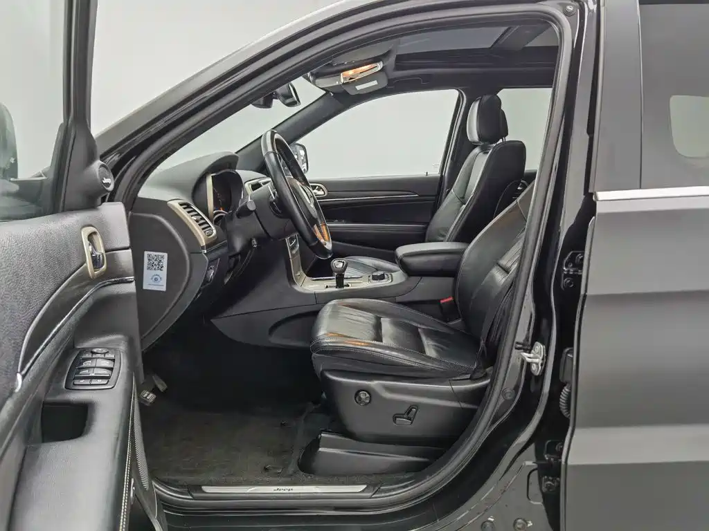 Jeep Grand Cherokee 2017 — фото 10