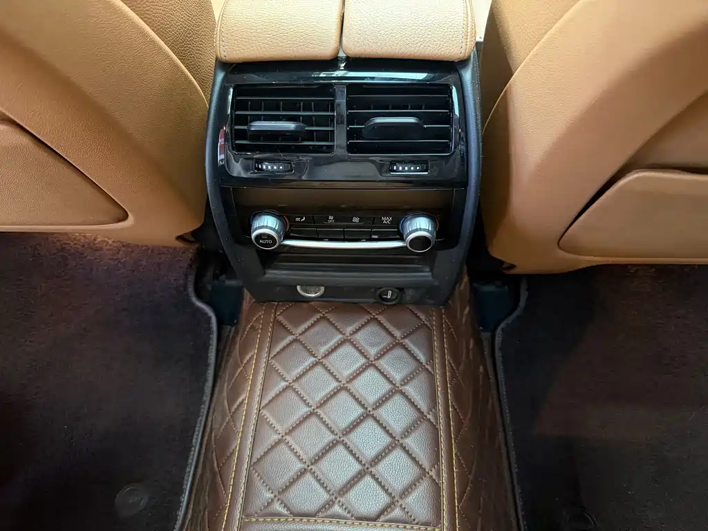 BMW 5 Series 2017 — фото 11