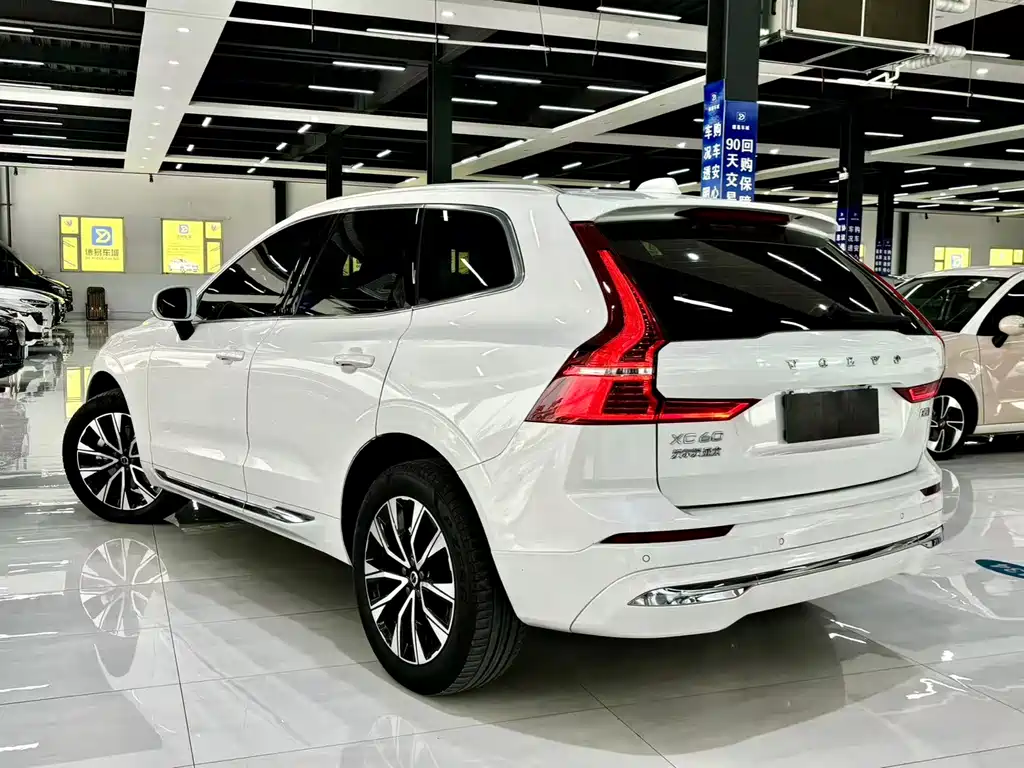Volvo XC60 2022 — фото 15