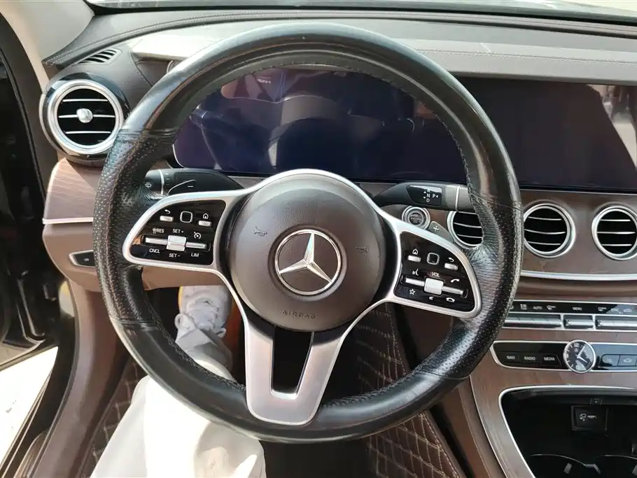 Mercedes-Benz E-Class 2019 — фото 15
