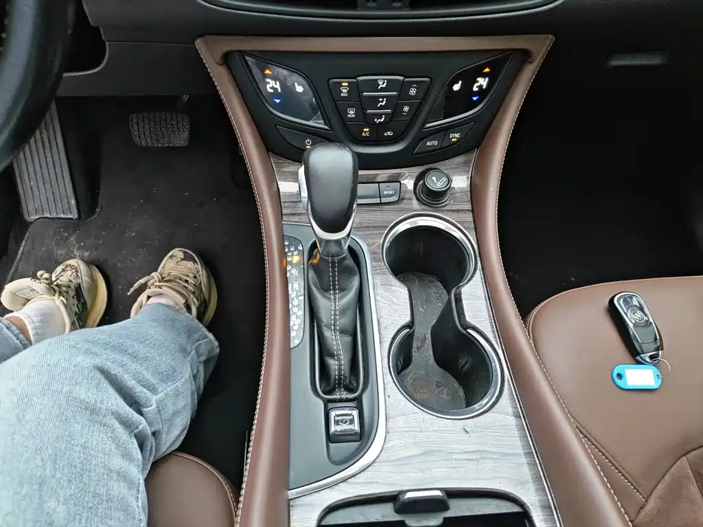 Buick Envision Plus 2017 — фото 10