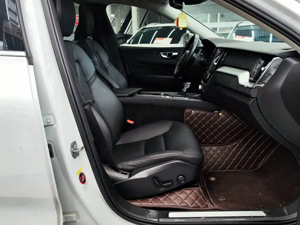 Volvo XC60 2020 — фото 25