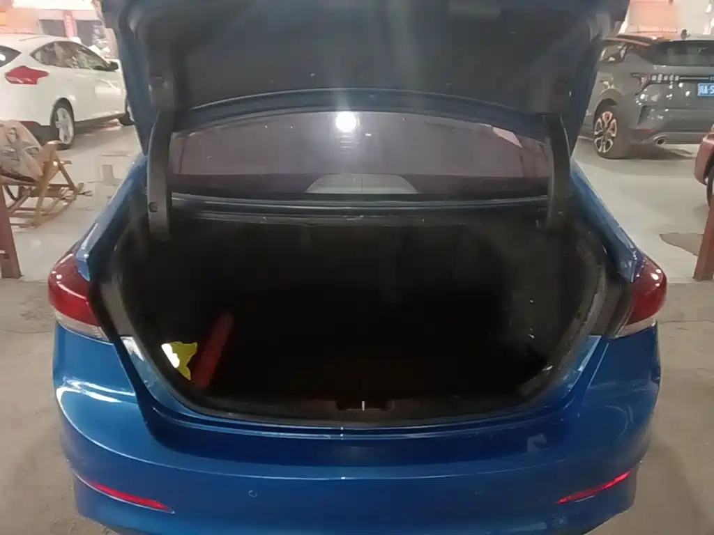 Hyundai Elantra 2018 — фото 19