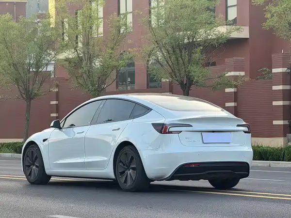 Tesla Model 3 2024