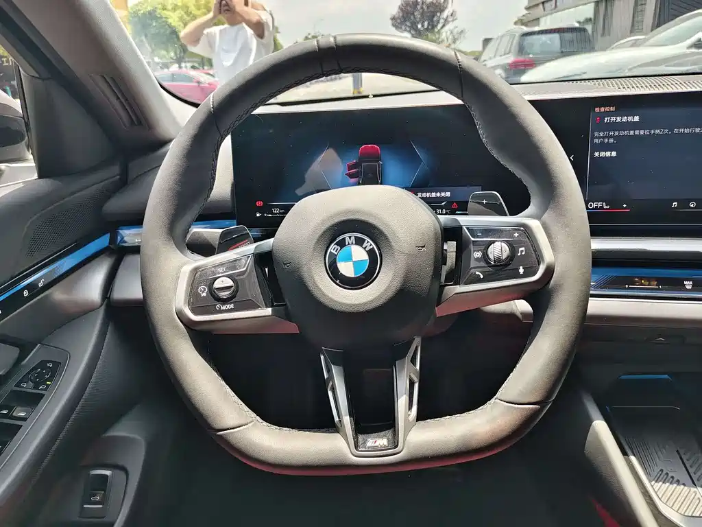 BMW 5 Series 2025 — фото 10