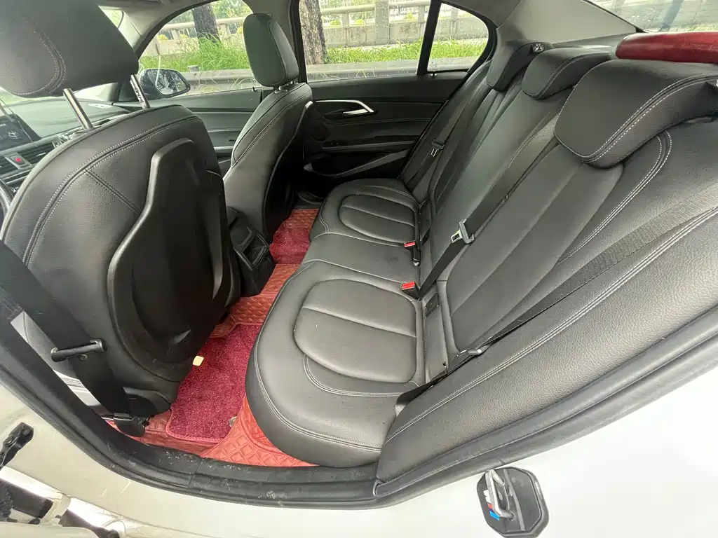 BMW 1 Series 2019 — фото 12