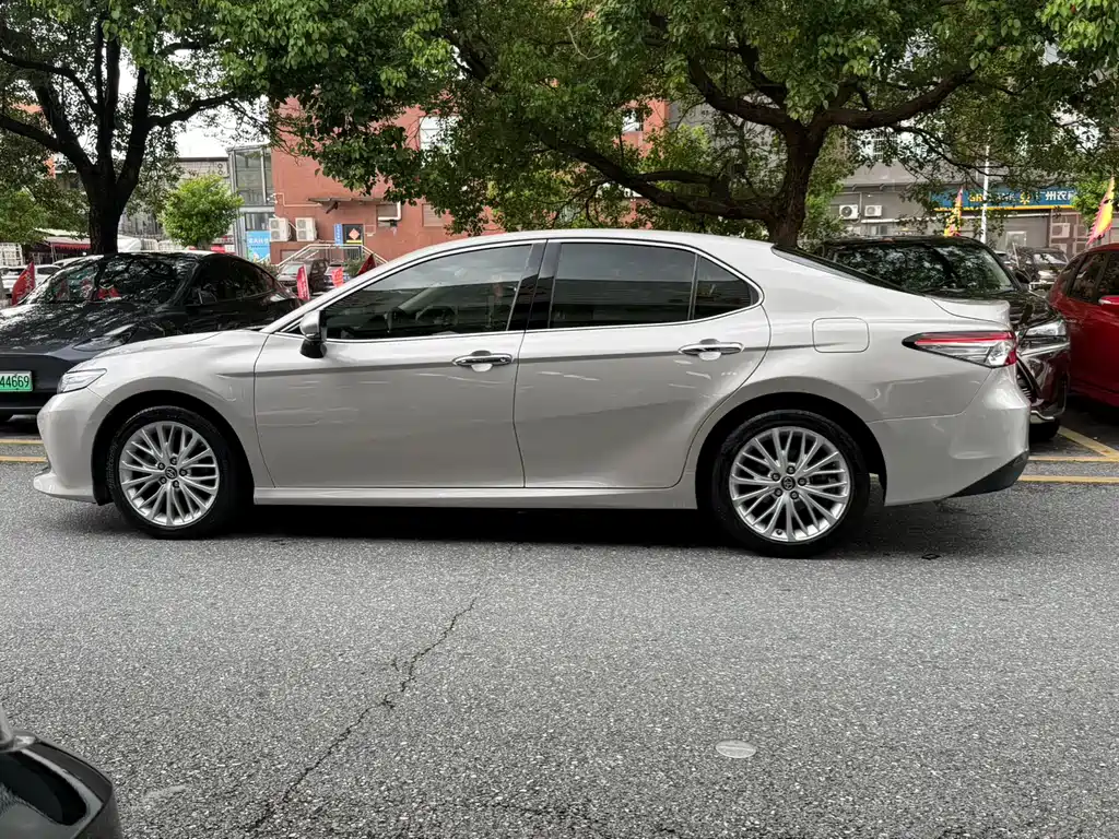 Toyota Camry 2018 — фото 19