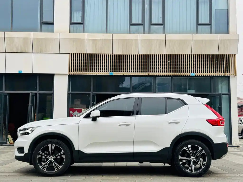 Volvo XC40 2021 — фото 4