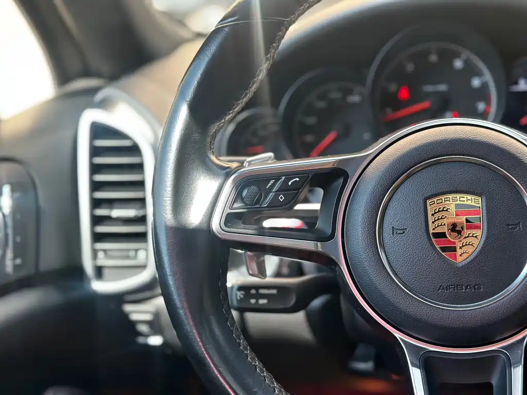 Porsche Cayenne 2017 — фото 22