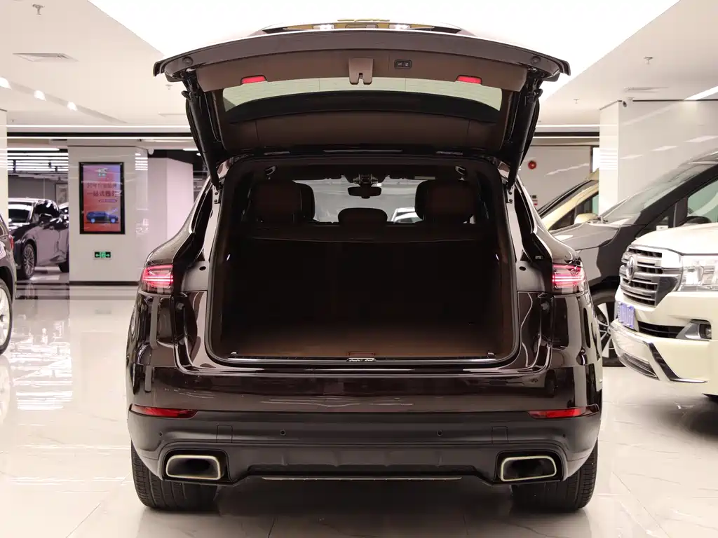 Porsche Cayenne Hybrid 2021 — фото 28