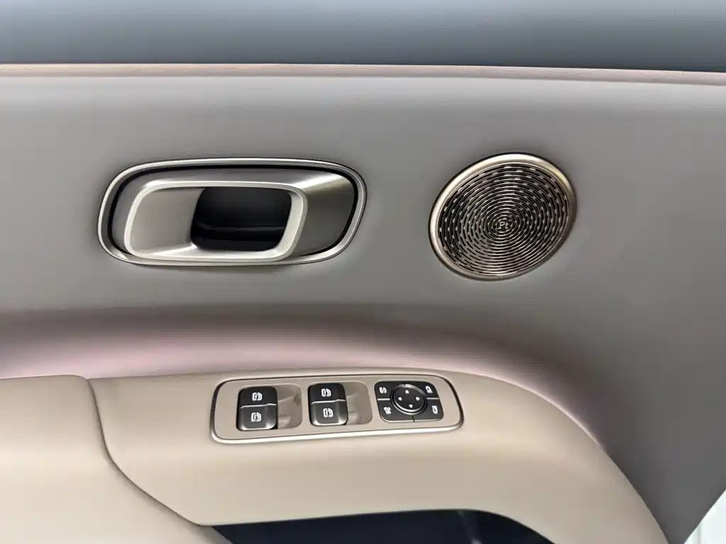 Li Auto i8 2025 — фото 10