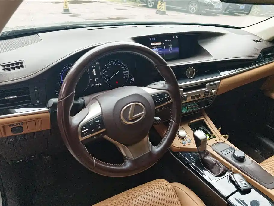 Lexus ES 2017 — фото 12