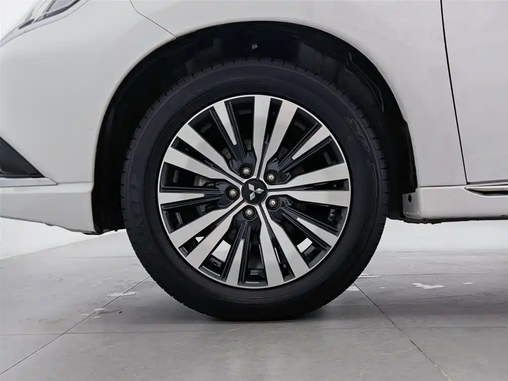 Mitsubishi Outlander 2022 — фото 17