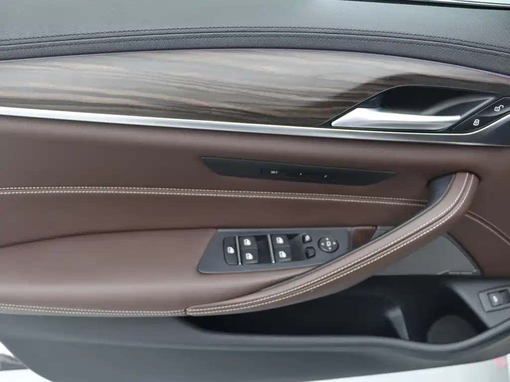 BMW 5 Series 2017 — фото 11