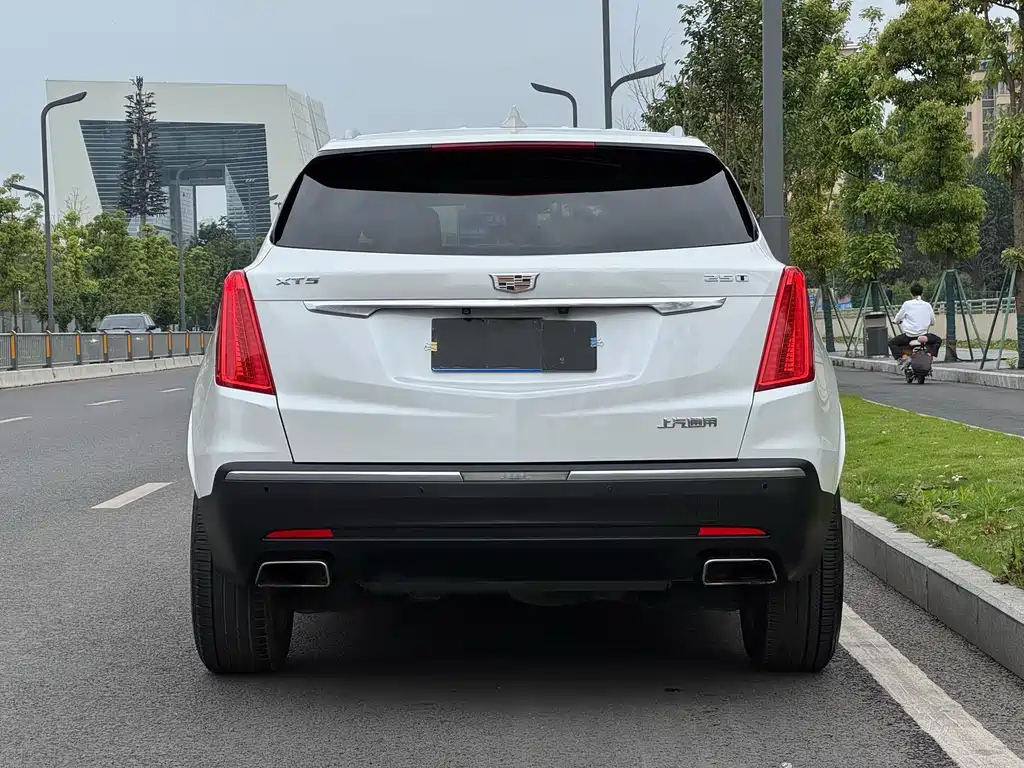 Cadillac XT5 2017 — фото 15