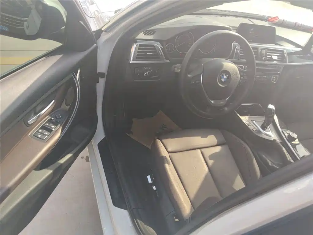 BMW 3 Series 2018 — фото 16