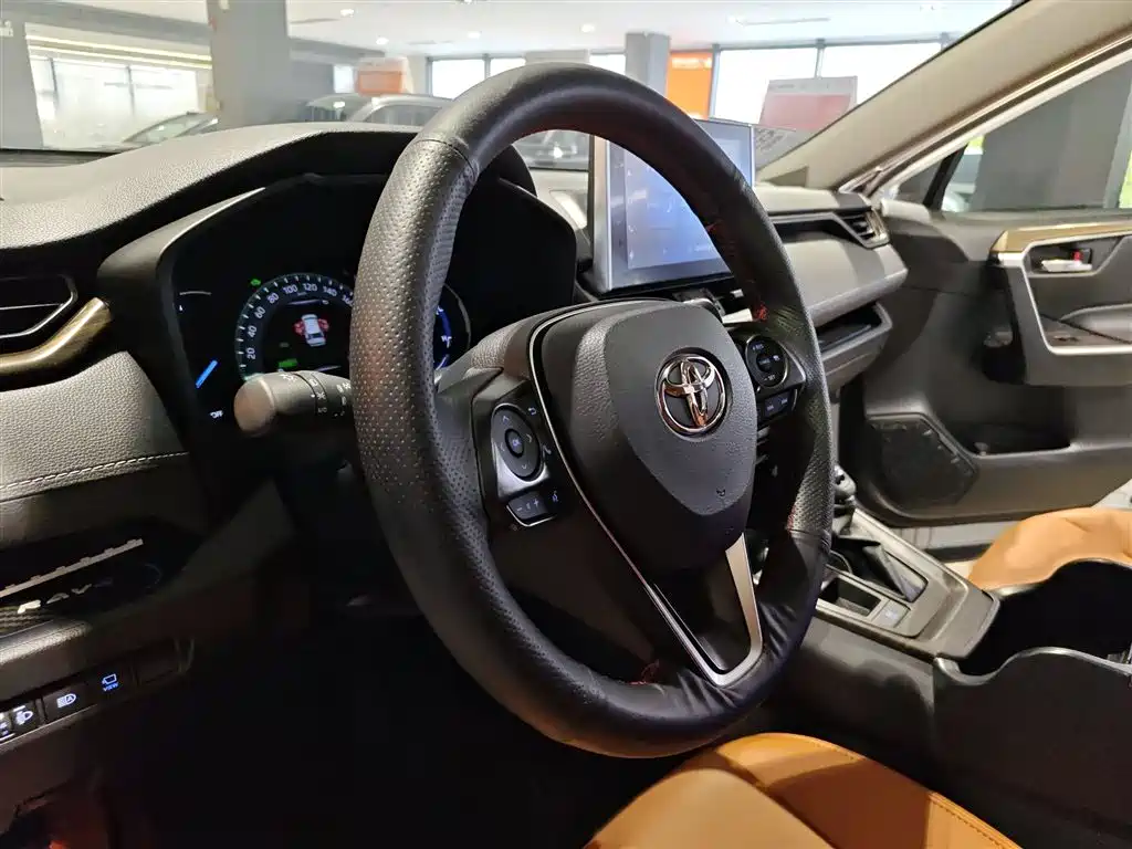 Toyota RAV4 2021 — фото 19