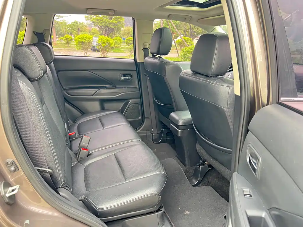 Mitsubishi Outlander 2017 — фото 15