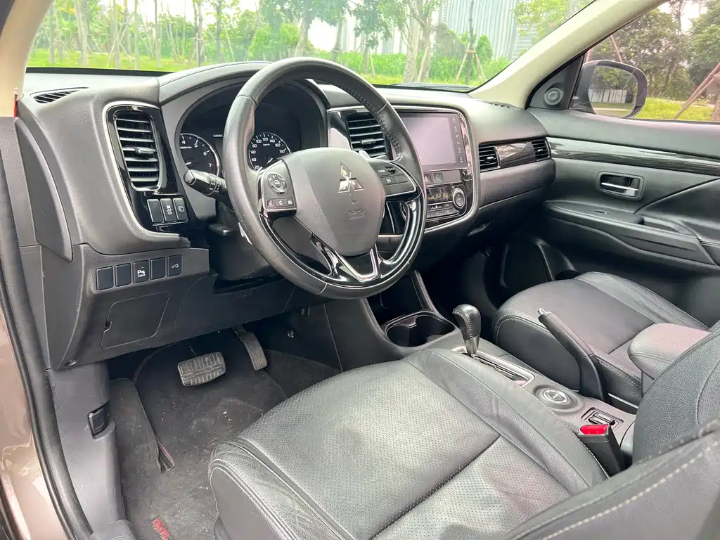 Mitsubishi Outlander 2017 — фото 10